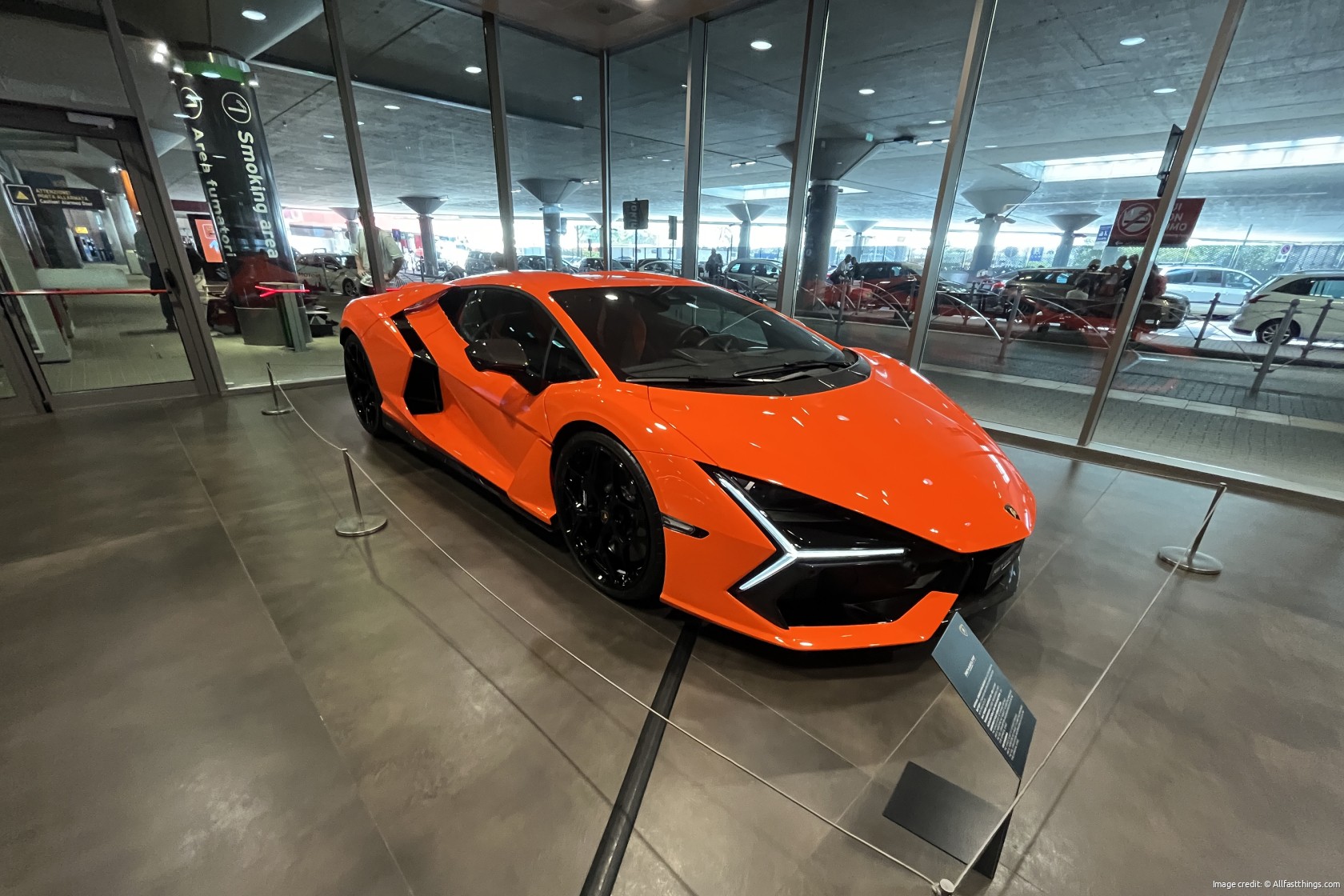 Lamborghini Revuelto side view