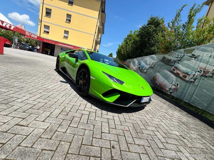 Huracan Performante front side 2