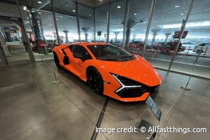 Lamborghini Revuelto side view